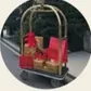 Carrito de hotel dorado con regalos