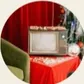 Televisión vintage sobre un mantel rojo